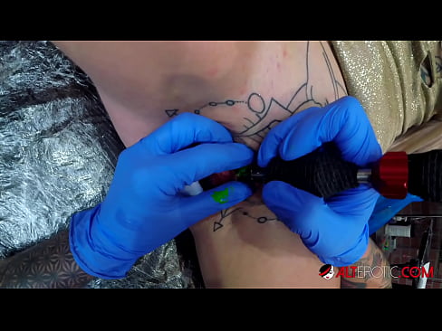 ❤️ E dashura jashtëzakonisht e bërë me tatuazhe, Sully Savage, bëri një tatuazh në klitorisin e saj ❤❌ Vetëm porno tek ne sq.xxxpornolive.ru ❌❤